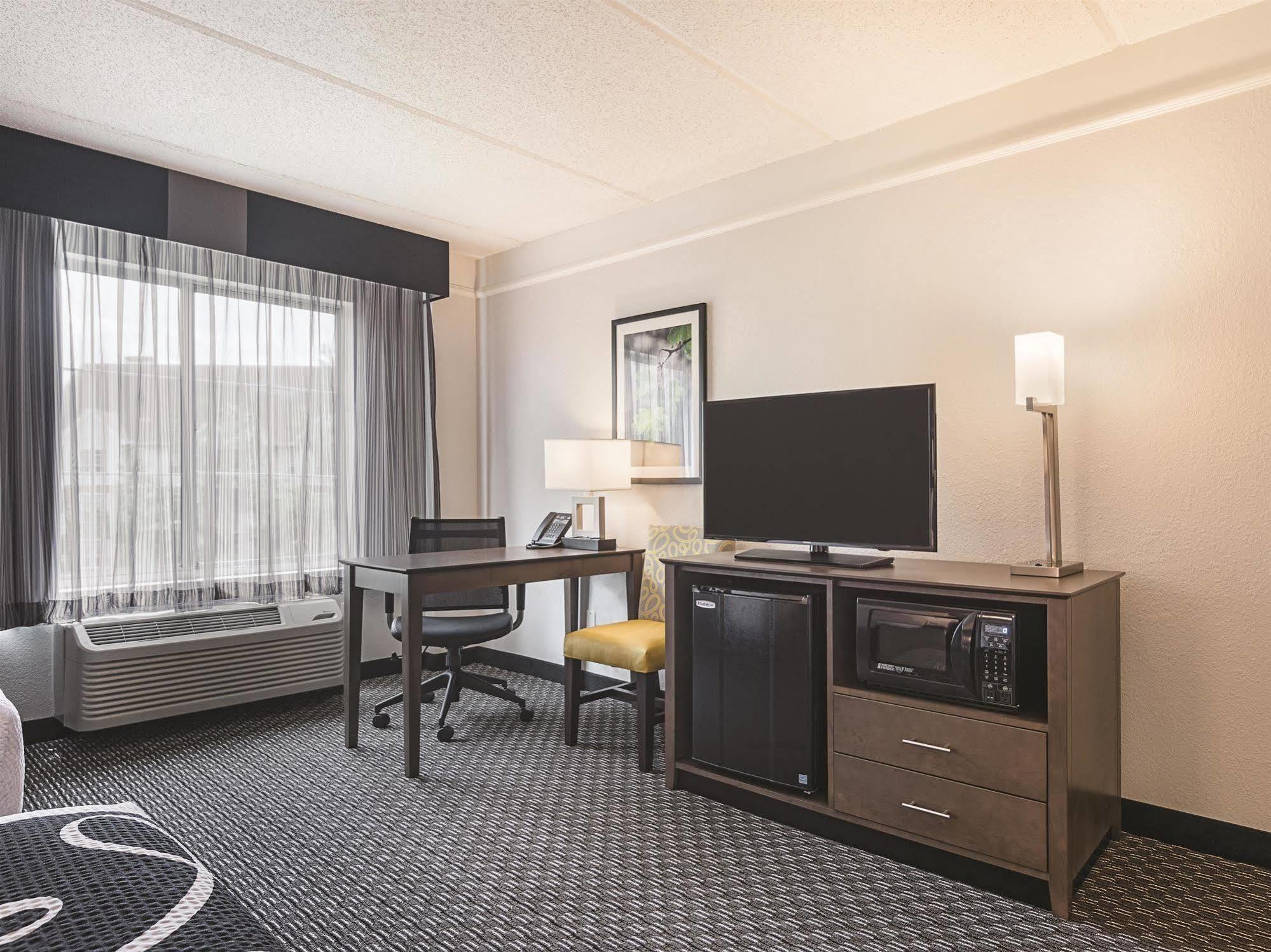 Hotel La Quinta By Wyndham Atlanta Perimeter Medical Sandy Springs Exterior foto